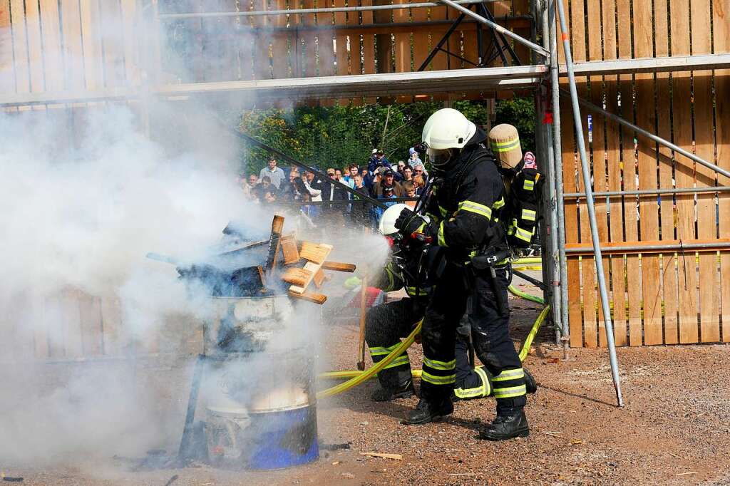 Schauübung Der Neustädter Feuerwehr: Brennendes Einfamilienhaus ...