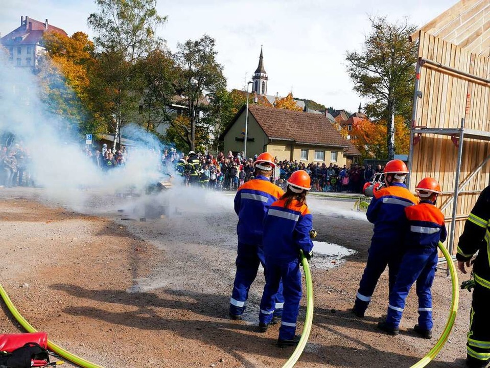 Ein brennendes Haus lschen: Die Feuer... Tr, wie die Flammen bekmpft werden.  | Foto: Eva Korinth