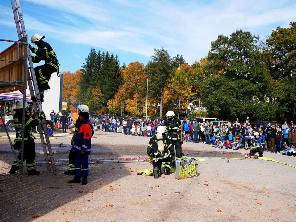 Ein brennendes Haus lschen: Die Feuer... Tr, wie die Flammen bekmpft werden.  | Foto: Eva Korinth
