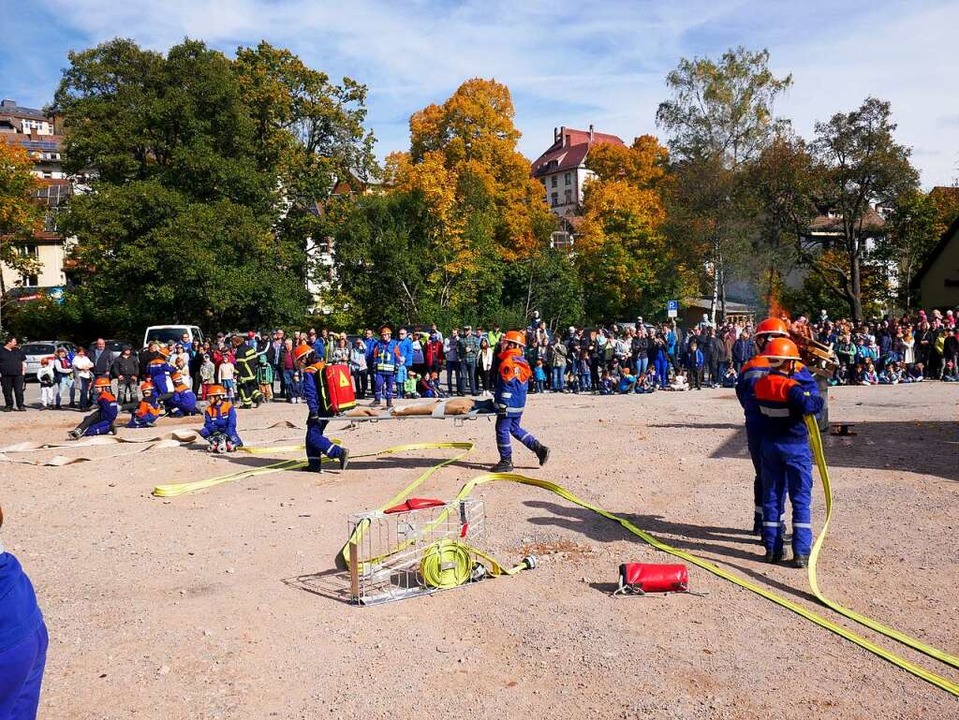 Ein brennendes Haus lschen: Die Feuer... Tr, wie die Flammen bekmpft werden.  | Foto: Eva Korinth