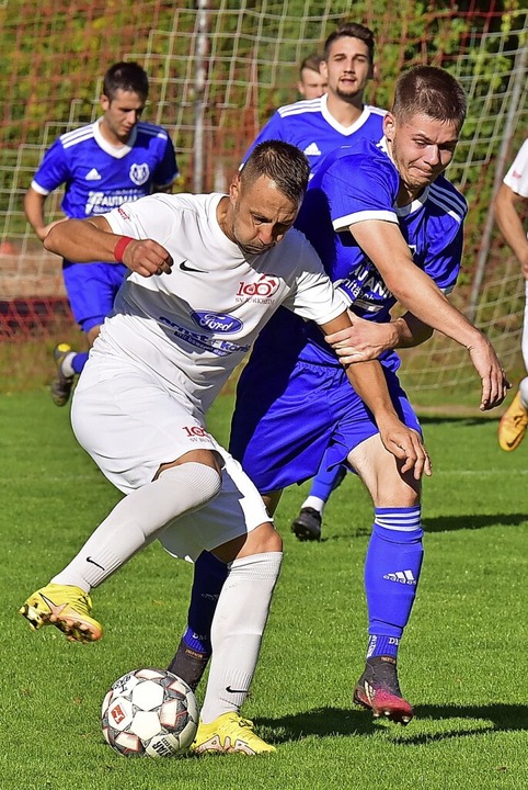 <BZ-FotoAnlauf>Kreisliga A:</BZ-FotoAn...inger Dennis Markstahler zu behaupten.  | Foto: Daniel Thoma