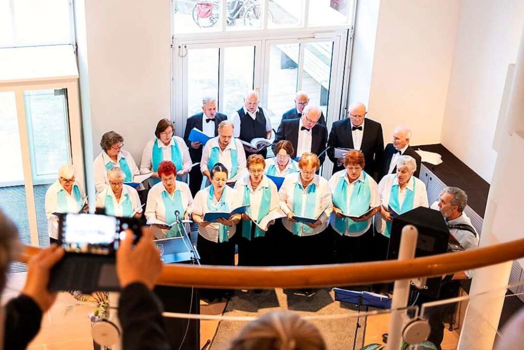 Der Chor Jungbrunnen sang zur Ausstellungseröffnung im Foyer des Ritterhauses.  | Foto: Fabian Linder