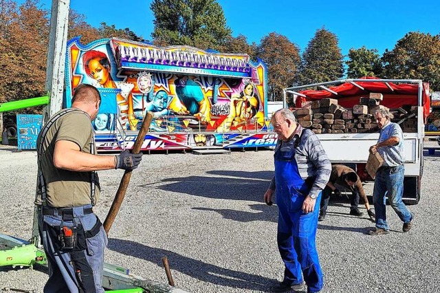 Gewerkelt wird auf dem Festplatz in Ba...tag fr den Chilbi-Rummel bereit sind.  | Foto: Hildegard Siebold