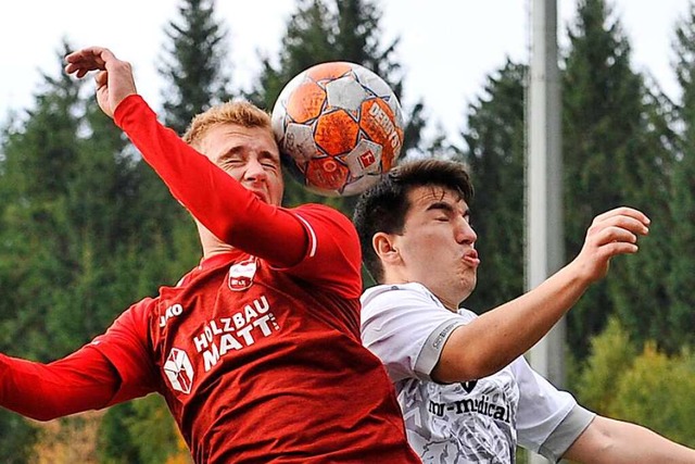 Erst mutlos, dann ein Ruck: Florian Ec...iengener  Torschtzen Domenik Merdita.  | Foto: Ralf Schuble