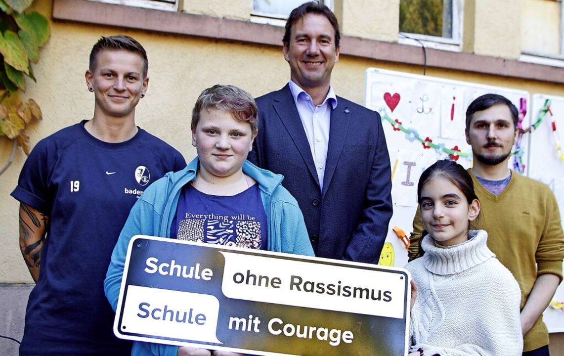 Schulleiter Stephan Seizinger (Mitte),...ülern der Friedrichschule das Siegel.   | Foto: Heidi Fößel