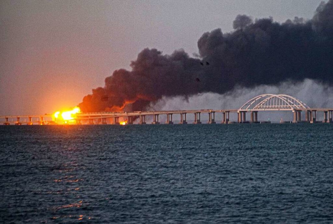 Blick auf die brennende Krim-Brücke am Samstag   | Foto: Uncredited (dpa)
