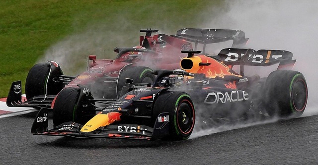 Kopf an Kopf: Max Verstappen (vorn) und Charles Leclerc in Suzuka  | Foto: TOSHIFUMI KITAMURA (AFP)