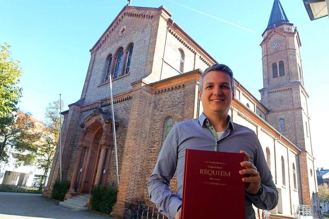 Andreas Mlder, der mit Herbert Deinin...r der Kirche St. Bonifatius in Lrrach  | Foto: Roswitha Frey