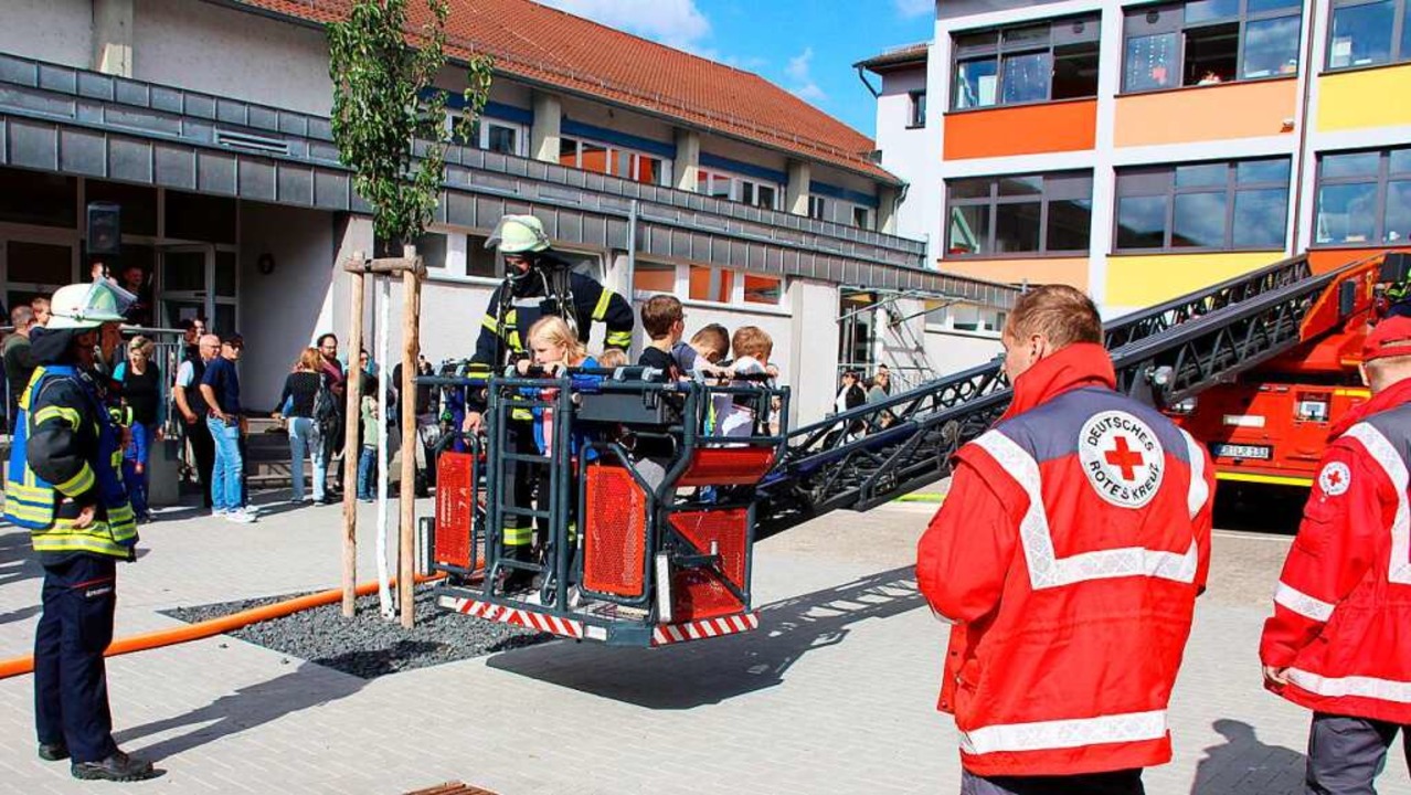 Die Rettung ber die Drehleiter bei de...nd Schler kein alltgliches Erlebnis.  | Foto: Reiner Beschorner