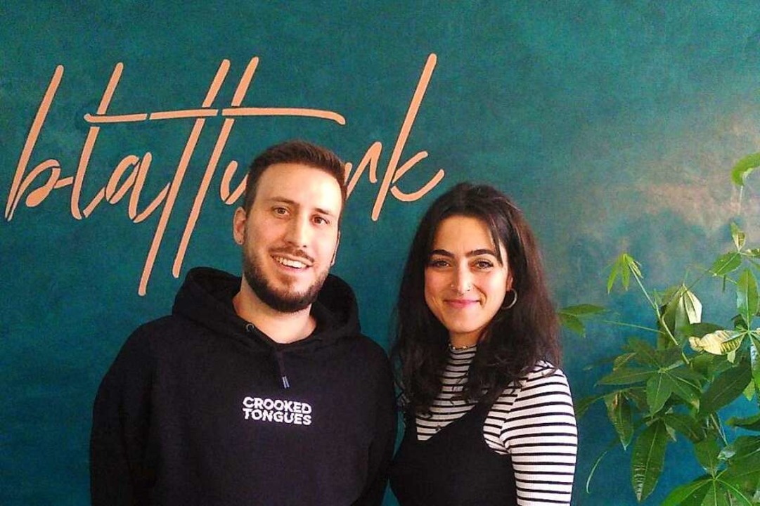 Sebastian Hatzenbhler und Esra Tok be...nt Blattwerk im Freiburger Rieselfeld.  | Foto: Anna Castro Ksel