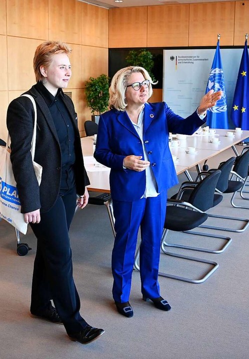 Henrike Resch (links) aus dem Jugendbe...klungsministeriums am Welt-Mädchentag.  | Foto: Jens Kalaene (dpa)