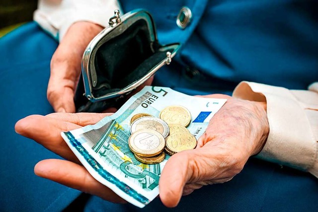 Beim Geldwechseln wurde in Waldkirch eine Rentnerin bestohlen (Symbolfoto)  | Foto: Alexander Raths  (stock.adobe.com)