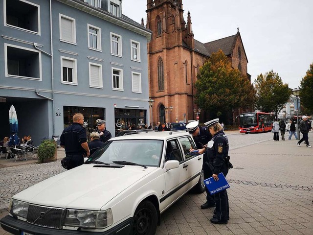 An der Kreuzung Oken- /Hauptstrae erw...e Linksabbieger, die das nicht drfen.  | Foto: Ralf Burgmaier