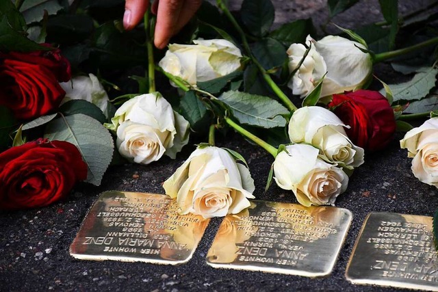 Diese Stolpersteine  erinnern an Oskar und Anna-Maria Denz in Lrrach.  | Foto: Barbara Ruda