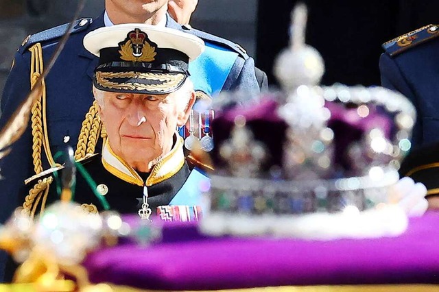 Grobritanniens Knig Charles III. ver...ial State Crown die Westminster Abbey.  | Foto: Hannah Mckay (dpa)