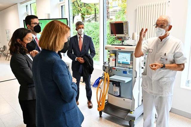Baden-Württembergs Wissenschaftsministerin besucht Freiburgs Uniklinik