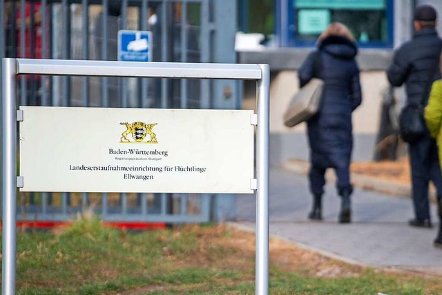 Geflchtete betreten die Landeserstauf... im baden-wrttembergischen Ellwangen.  | Foto: Stefan Puchner