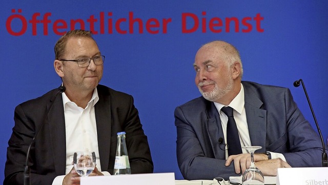 Frank Werneke (links), Vorsitzender de...ng der Gewerkschaft so hoch ausfllt.   | Foto: Wolfgang Kumm (dpa)