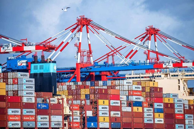 Trbe Aussichten fr die deutschen Exp...auf den Containerhafen Jade-Weser-Port  | Foto: Sina Schuldt (dpa)