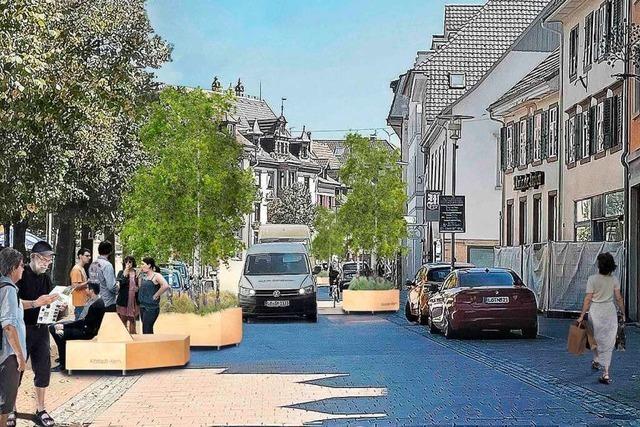 In Schopfheims Innenstadt blühen mit Bäume bepflanzte Verkehrsinseln