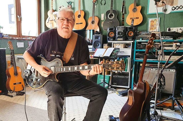 John Amann spielt seine E-Gitarre, ein...aul, in seinem Musikzimmer in Sasbach.  | Foto: Hannes Selz