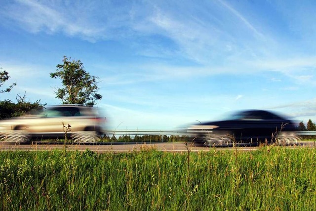 Beim Wiedereinscheren streiften sich d... beiden Fahrzeuge und gingen zu Bruch.  | Foto: Astrid Gast (Adobe Stock)