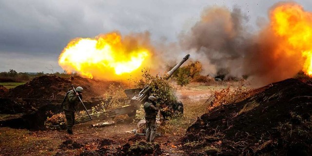 Die Gefechte in der Ukraine dauern unv...us einer Haubitze sowjetischer Bauart.  | Foto: Alexei Alexandrov (dpa)