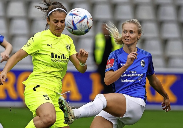 Judith Steinert (rechts) vom SC Freibu...ikampf mit der Essenerin Maria Edwards  | Foto: IMAGO/BEAUTIFUL SPORTS/G. Hubbs