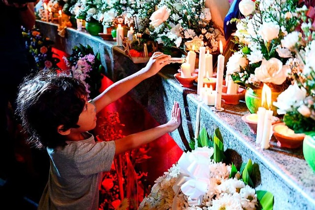 Gedenken am Monument fr die Opfer im Ferienort Kuta.  | Foto: SONNY TUMBELAKA (AFP)