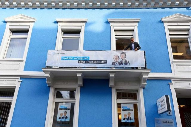 An der Fassade des Haus &amp; Grund-B...rinzenstrae hngt ein Protest-Banner.  | Foto: Ingo Schneider
