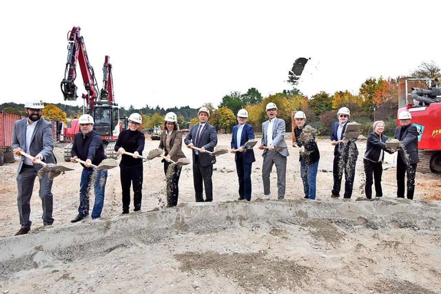 Die Projektbeteiligten machten sich ge...ffiziellen Startschuss fr den Neubau.  | Foto: Markus Zimmermann