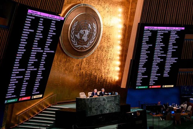 143 der 193 UN-Mitgliedsstaaten verurt...n Russlands Annexionen in der Ukraine.  | Foto: ED JONES (AFP)