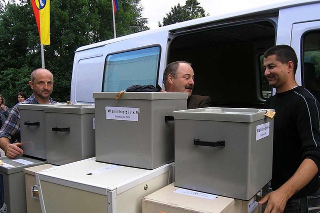 Wahlhelfer bringen im Jahr 2009 Urnen ...Teilorten eine nderung des Wahlmodus?  | Foto: Michael Haberer