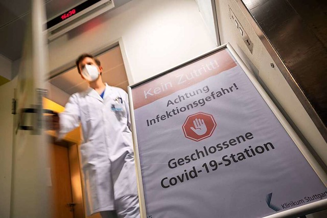 Ein Oberarzt verlsst eine Covid-19-Station im Klinikum Stuttgart.  | Foto: Marijan Murat (dpa)
