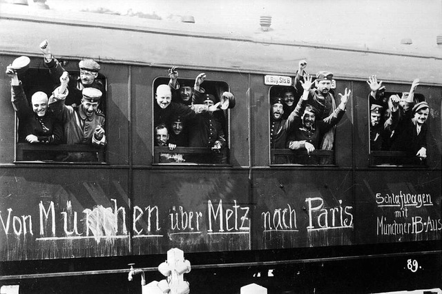 Jubelnde Soldaten im Zug  | Foto: dpa
