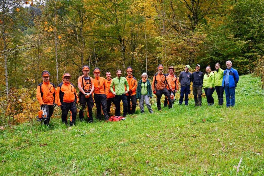 Freiwillige und ForstAzubis halten Wiesenflächen offen Bonndorf