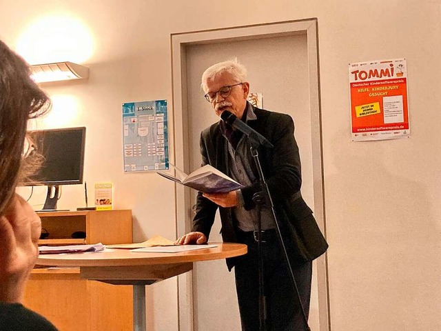 Markus Manfred Jung trug bei der Preisverleihung Gedichte vor.  | Foto: Petra Schmidt-Hieber Literaturstiftung