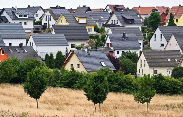 Wer ein Haus besitzt, muss auch Grundsteuer bezahlen.  | Foto: Martin Schutt (dpa)