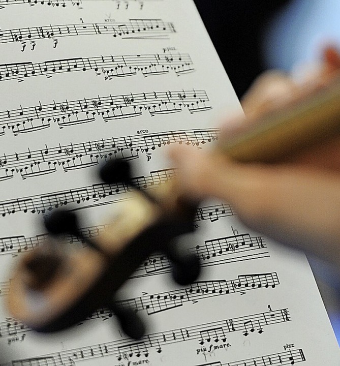 Jungen Leuten soll klassische Musik vermittelt werden.  | Foto: Angelika Warmuth (dpa)