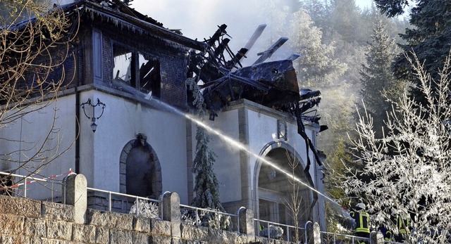 Der Einsatz beim Brand der Villa Ferre...nsatzkrfte im Januar ber 19 Stunden.  | Foto: Sebastian Barthmes