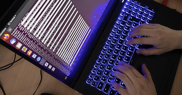 Zwei Computer stellte die Polizei bei ...weise fr anonyme Nachrichten genutzt.  | Foto: Julian Stratenschulte (dpa)