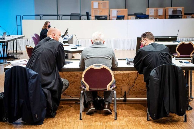 Ein Angeklagter sitzt vor Prozessbegin...npflegers Niels Hgel im Gerichtssaal.  | Foto: Sina Schuldt (dpa)