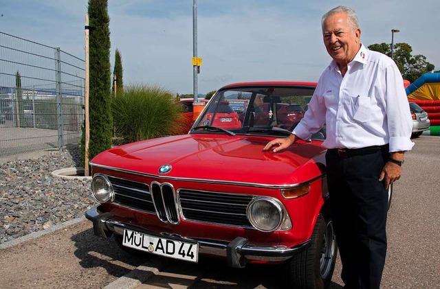 Der altgediente Autoverkufer Peter Eh...noch das alte Kennzeichen zu bekommen.  | Foto: Volker Mnch