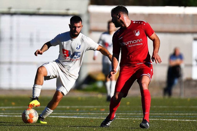 Mit zehn Toren schon wieder Dritter de...rzinger Sandro D&#8217;Accurso (links)  | Foto: Neithard Schleier