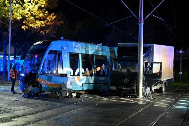 Lkw rammt Tram – Fahrer schwer verletzt, Straßenbahn entgleist