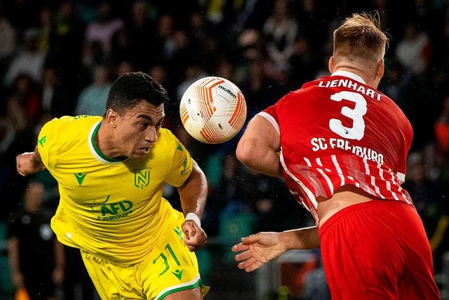 SC-Abwehrspieler Philipp Lienhart (rec...em Angreifer Mostafa Mohamed entgegen.  | Foto: LOIC VENANCE (AFP)