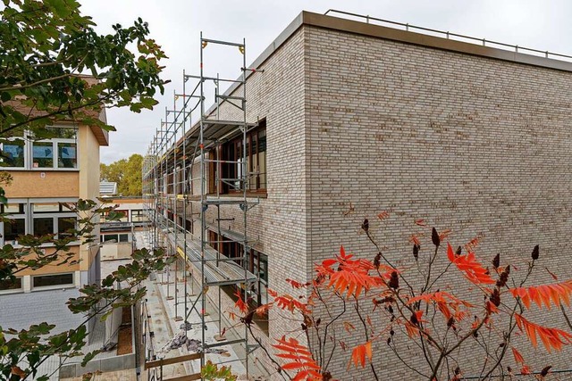 Vor allem im Inneren des Neubaus wird ...ks  zu sehen ist die alte Grundschule.  | Foto: Martin Wendel