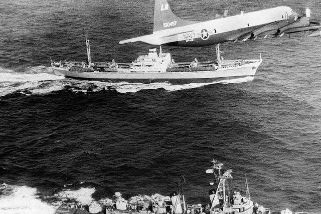 Ein Aufklrungsflugzeug der US-Marine ...) und den sowjetische Frachter Anosow.  | Foto: dpa