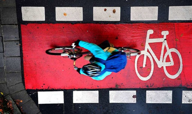 Die Polizei sucht nach einem Rennradfahrer mit Anhnger. Symbolbild.  | Foto: Thomas Kunz