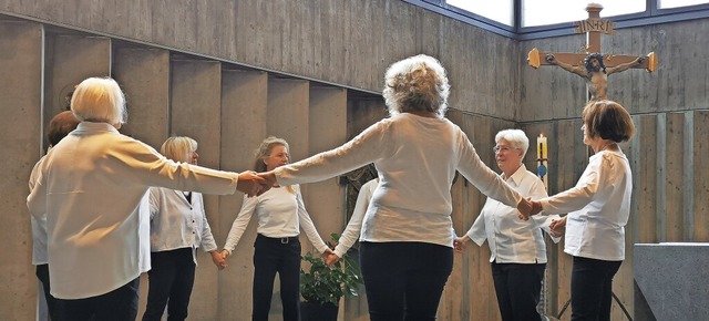 Die Tanzgruppe des Seniorenwerks gesta...ienst mit einem getanzten Vaterunser.   | Foto: Dorothea Scherle